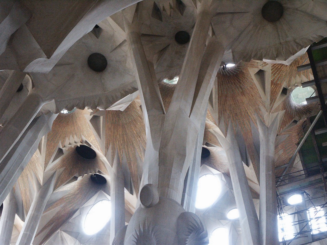 Sagrada-familia-arches2